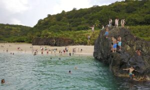 Waimea Bay Beach is well-known for its fantastic rock climbing, sea turtles, underwater tunnels, rock jumping, and sunsets.