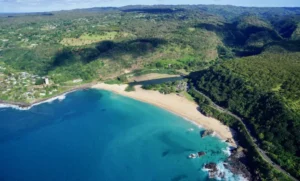 A stunning, rarely visited beach located behind Kahuku Golf Course. Right next to the Kahuku public golf course is Hidden Beach.