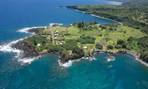 The Ke'anae Peninsula is an impressive 0.5-mile long large finger of fresh lava extending from the edge of the Hana Highway cliff line. 