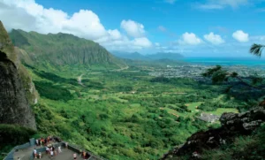 Only five miles away from Downtown Honolulu, the Nuʻuanu Pali Lookout provides expansive views of the steep Koʻolau cliffs and vibrant Windward Coast. 