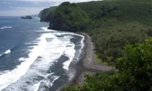 The Pololu viewpoint offers a stunning sight of Pololu Valley and the remarkable sea cliffs gradually eroding into the ocean. 