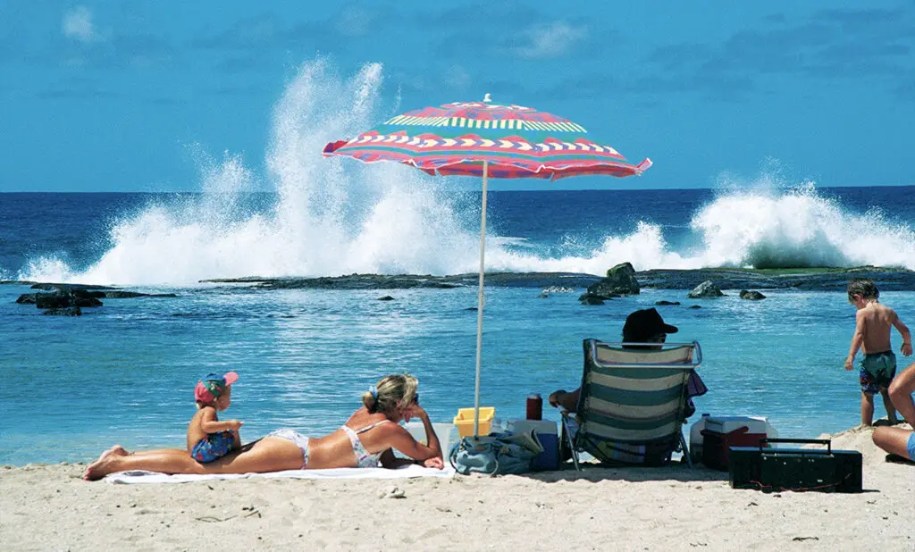 Only 7 miles away from downtown Kailua-Kona is Wawaloli Beach Park, an amazing spot to discover, relax, and enjoy the sun. 