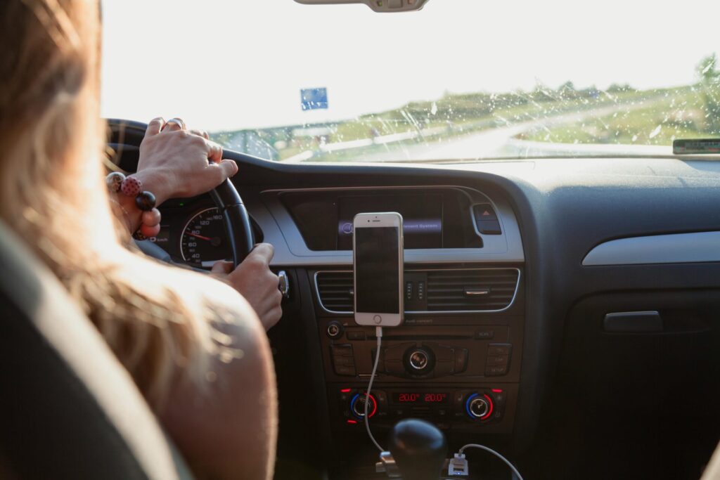 woman driving around listening to hawaii audio tours